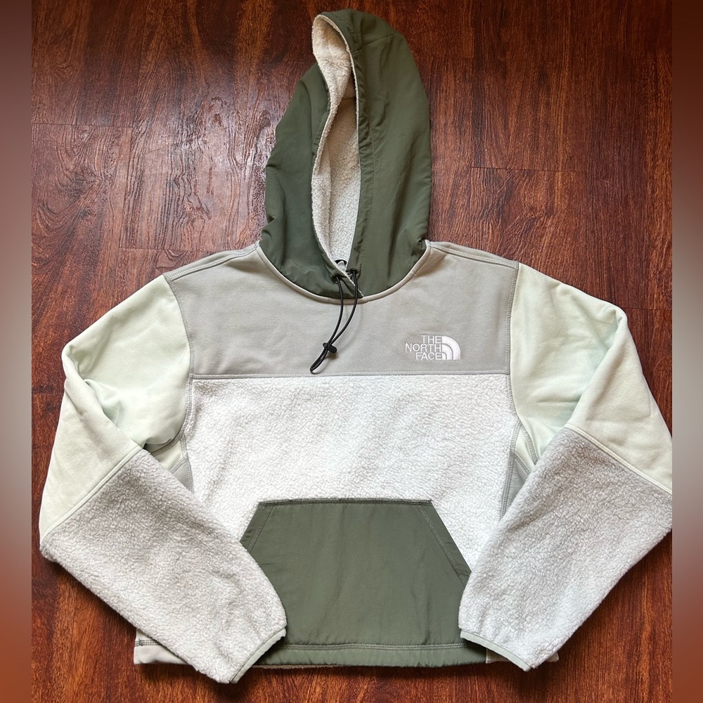 North face women’s hoodie size small